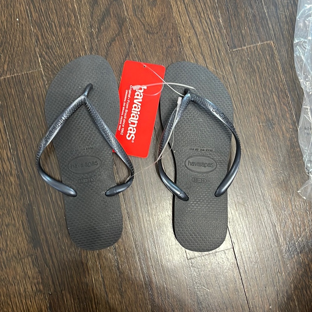 NEVER WORN HAVIANA FLIP FLOPS